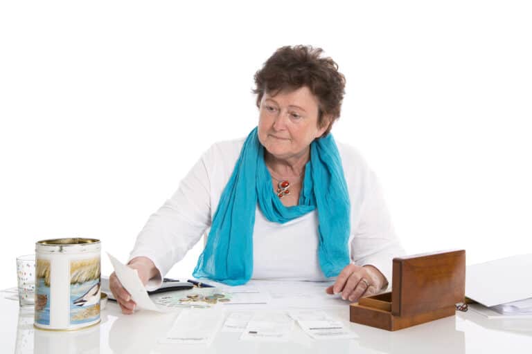 אישה מבוגרת גולשת באינטרנט