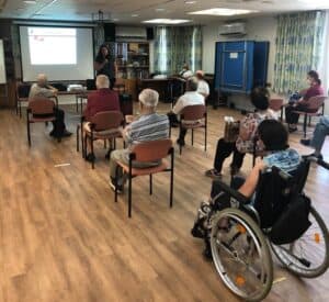 הרצאה לקשישים בנושא צרכנות נבונה