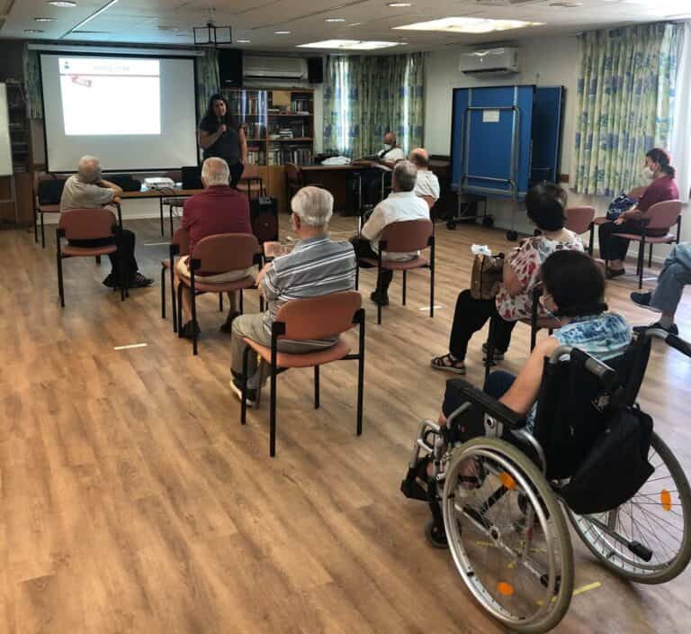 הרצאה לקשישים בנושא צרכנות נבונה